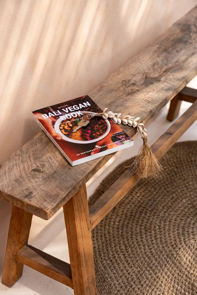 The Raffia Fishbone Keychain - Natural White Colonial style