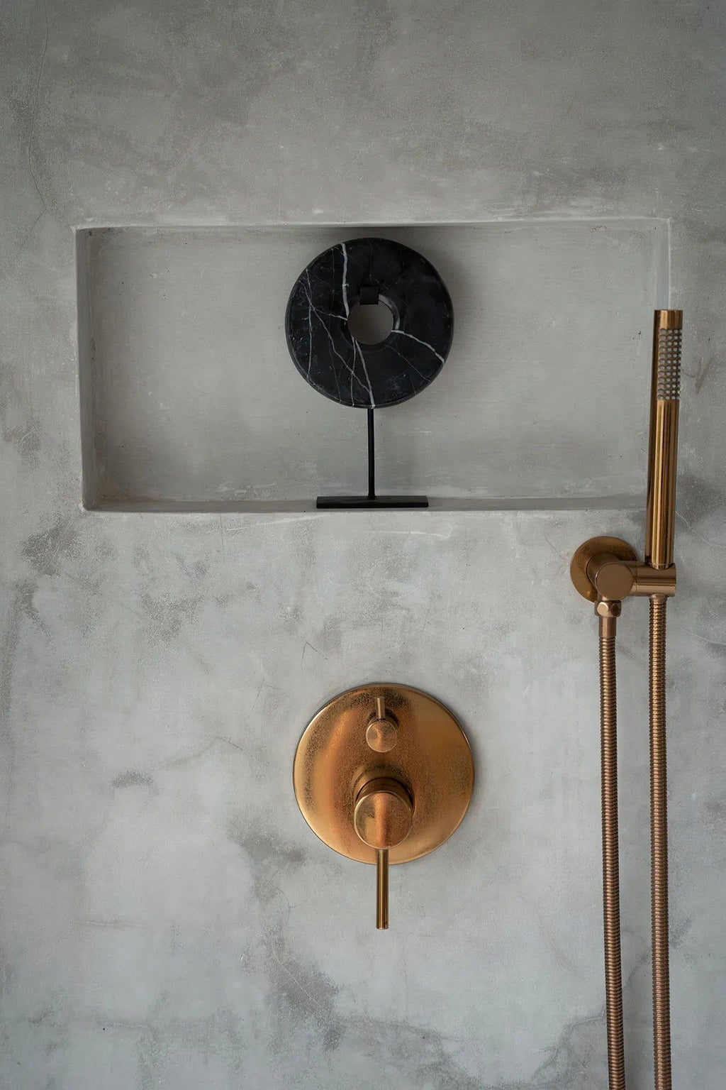 The Marble Disc on Stand - Black - Ø 15 cm