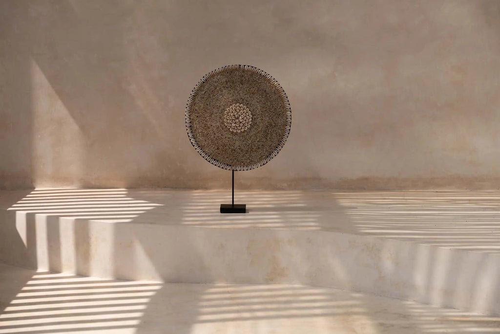 The Shell Guadeloupe on Stand D 40 cm - Natural White