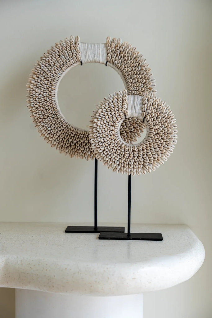 The Papua Shell Disc on Stand - White - Ø 30 cm