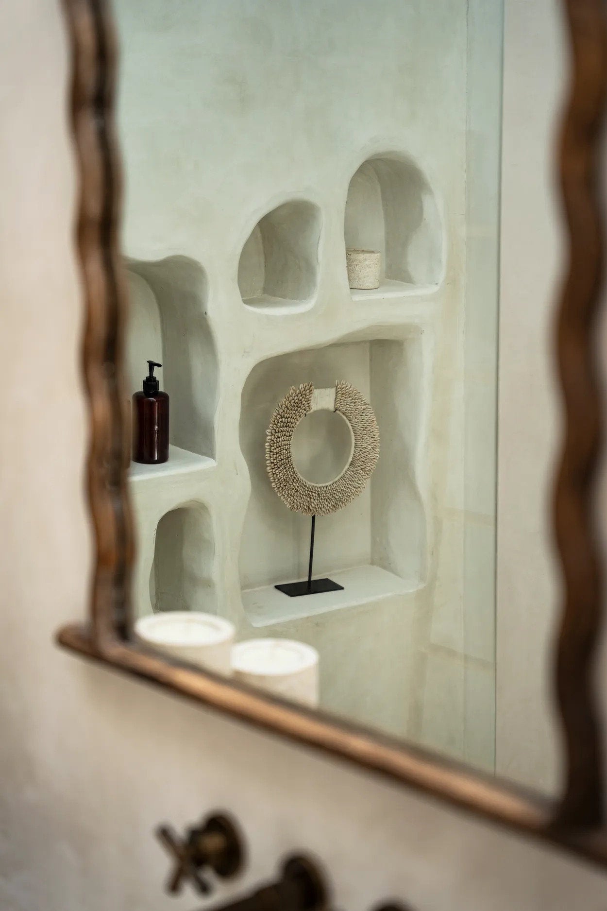The Papua Shell Disc on Stand - White - Ø 30 cm