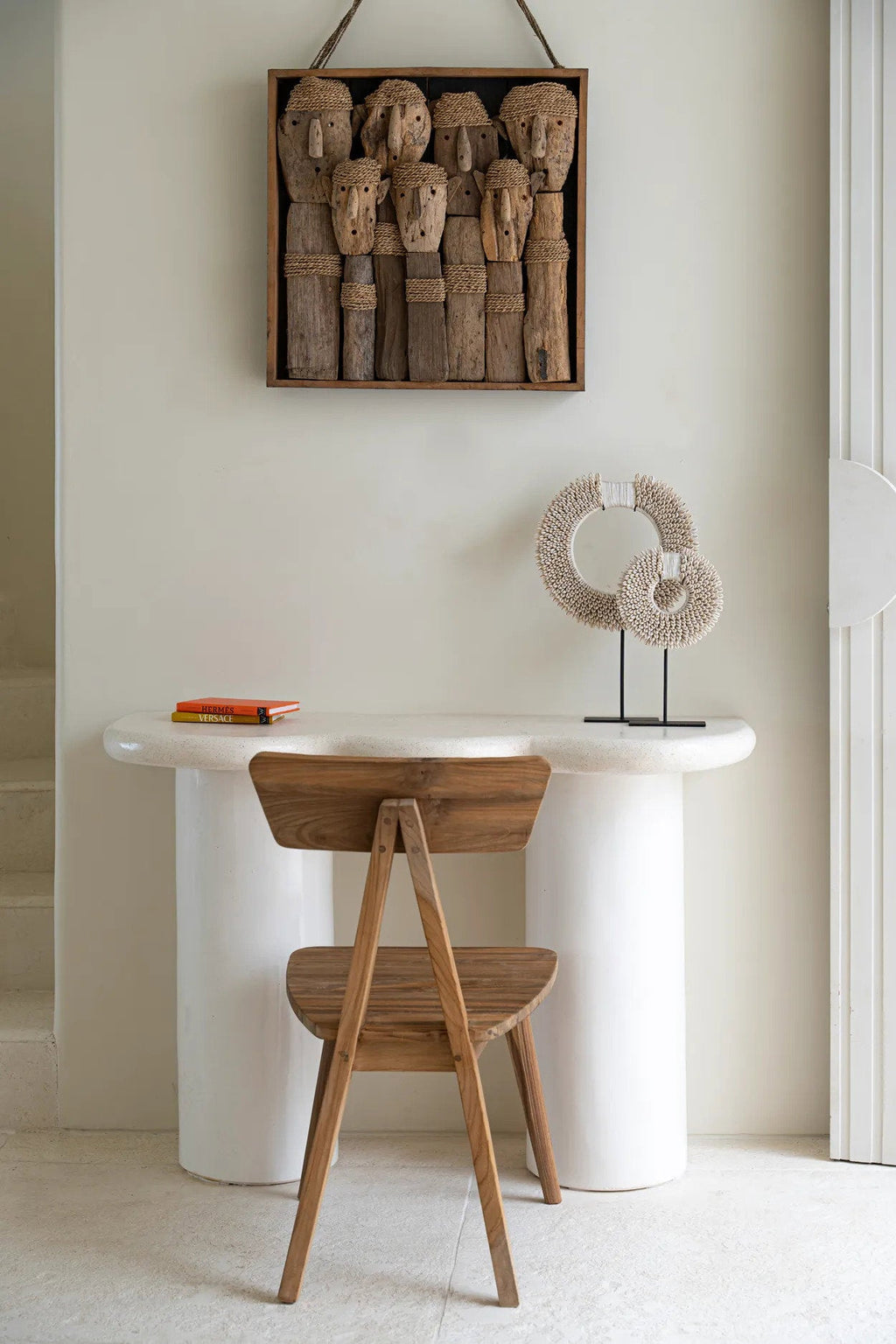 The Papua Shell Disc on Stand - White - Ø 30 cm