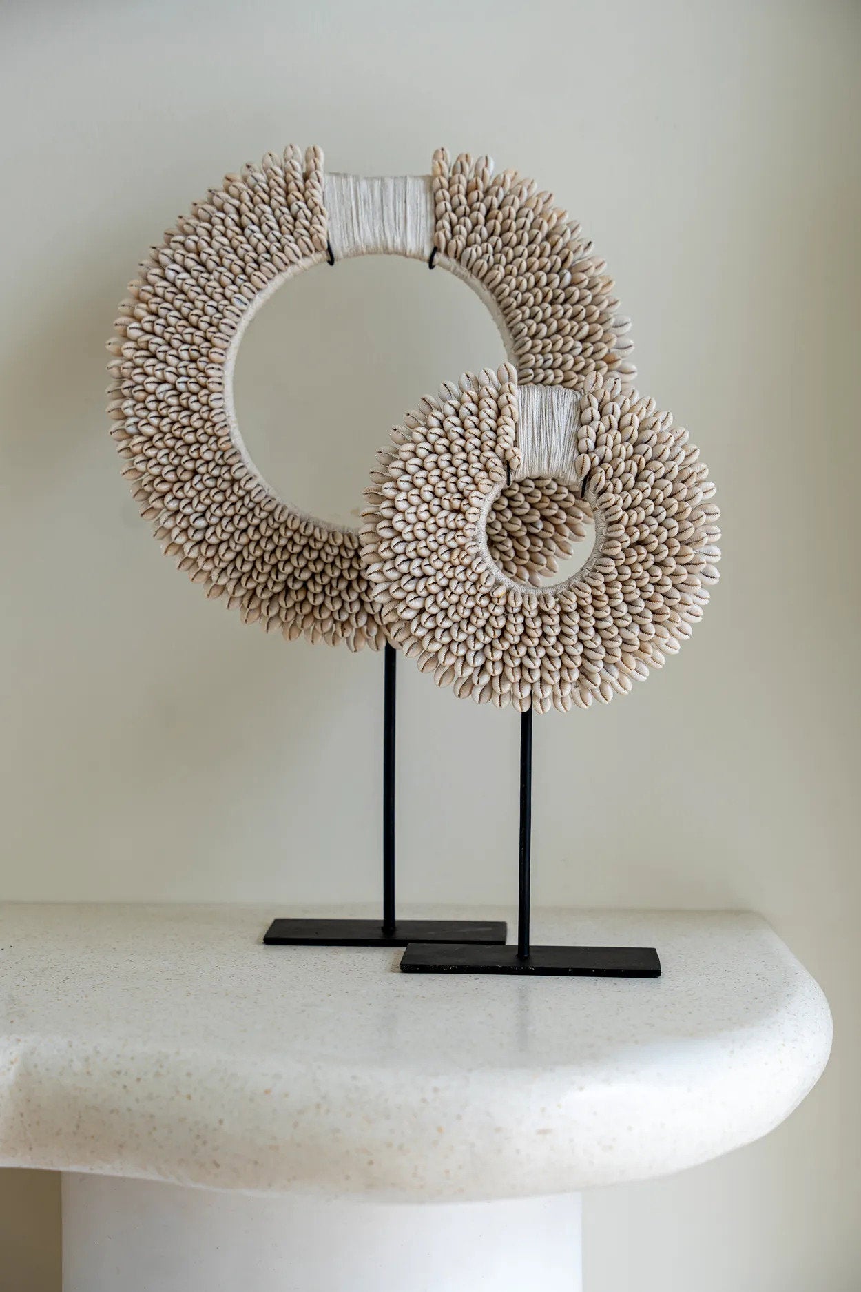 The Papua Shell Disc on Stand - White - Ø 30 cm
