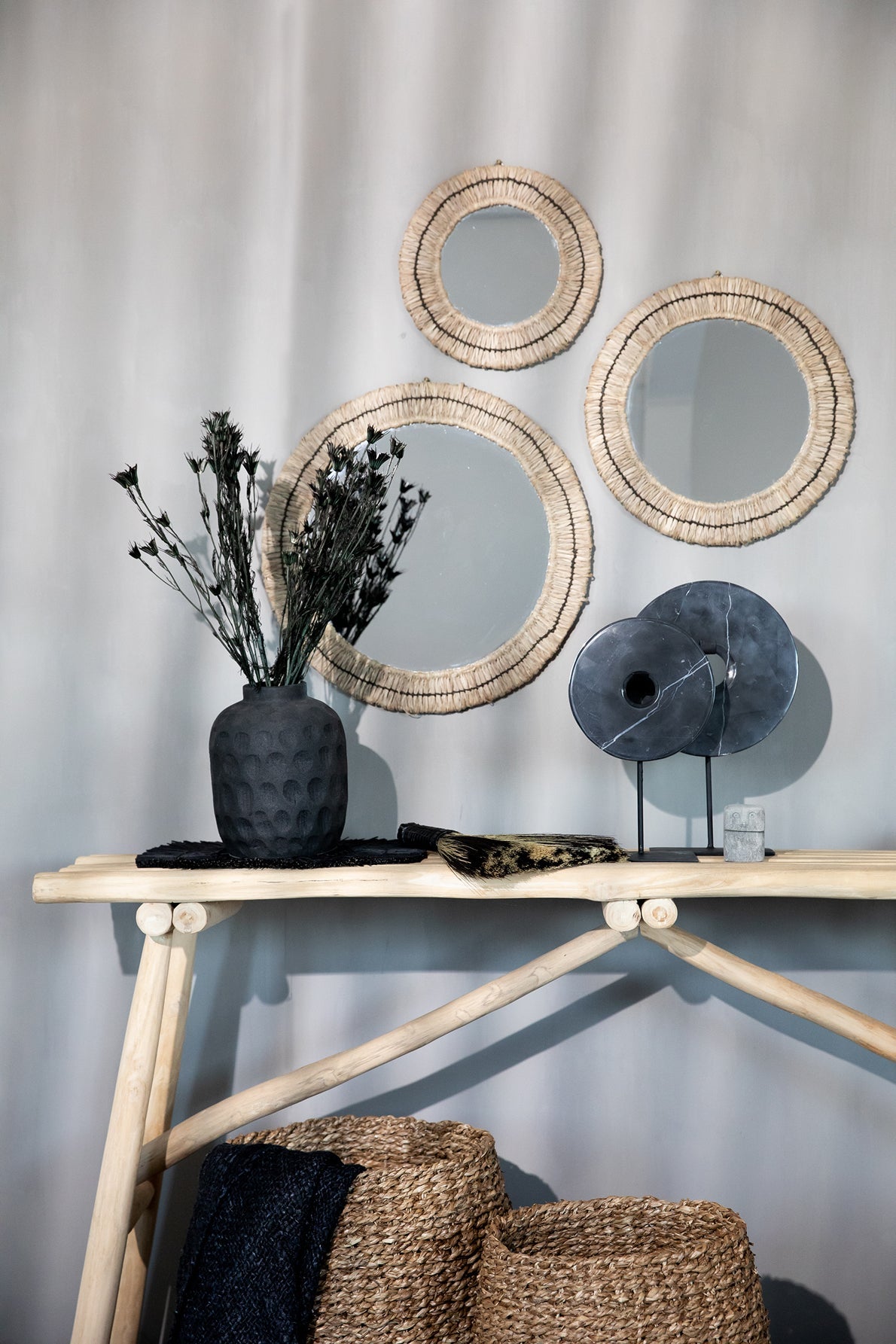 The Marble Disc on Stand - Black - Ø 25 cm