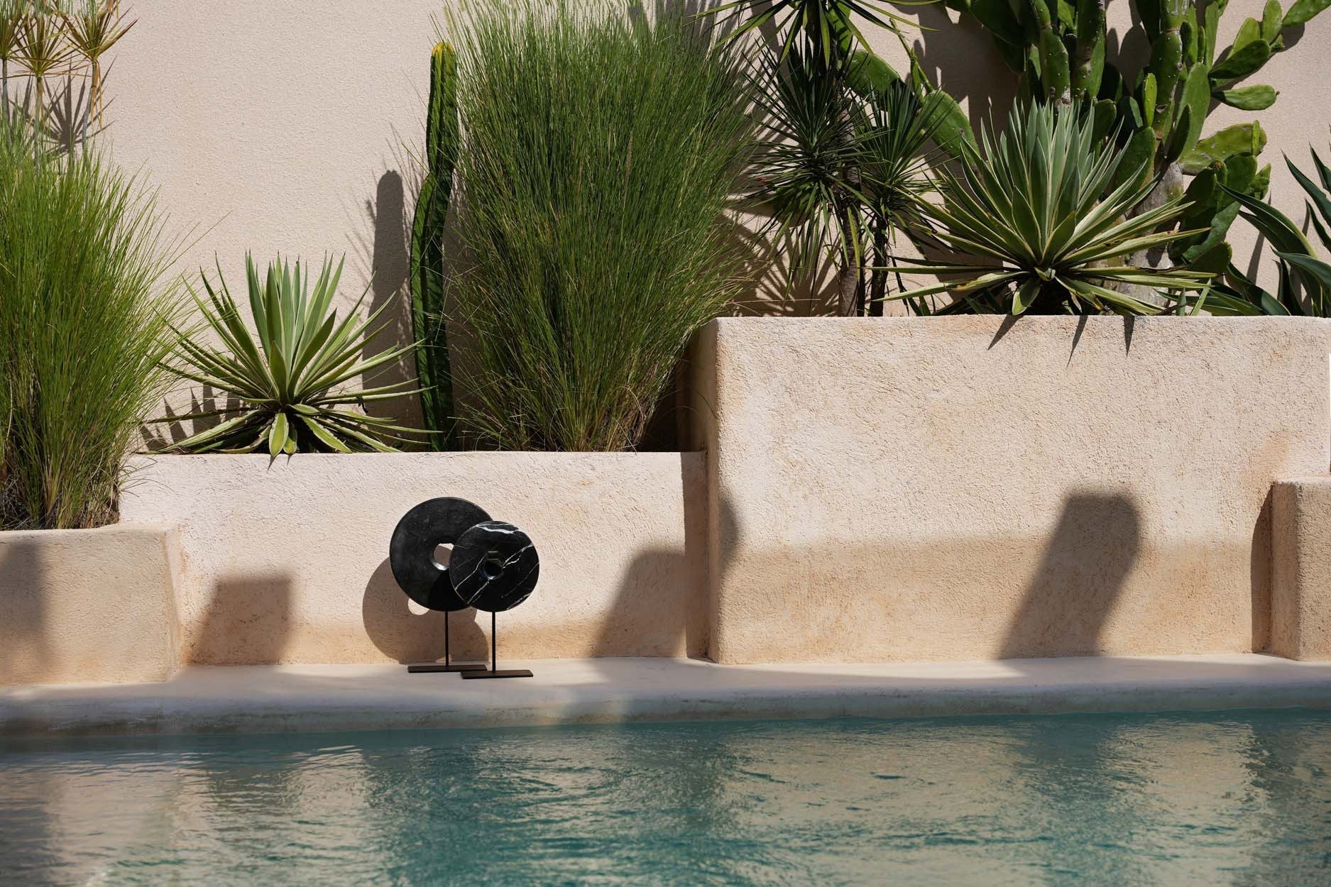 The Marble Disc on Stand - Black - Ø 25 cm