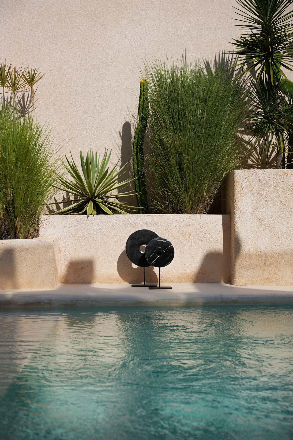 The Marble Disc on Stand - Black - Ø 25 cm