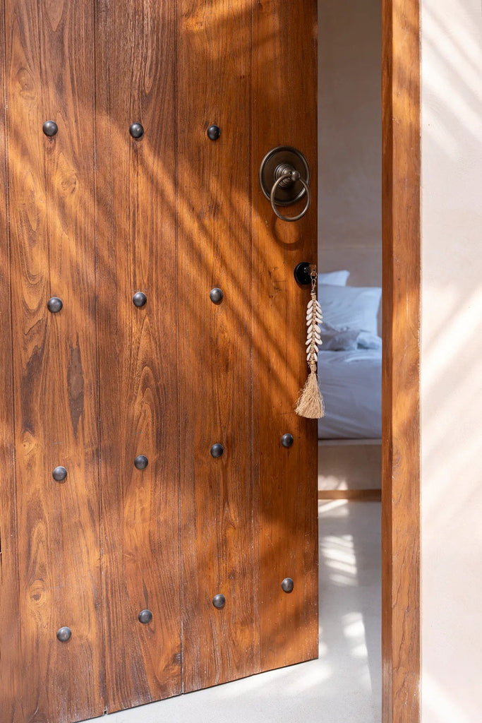 The Raffia Fishbone Keychain - Natural White Colonial style