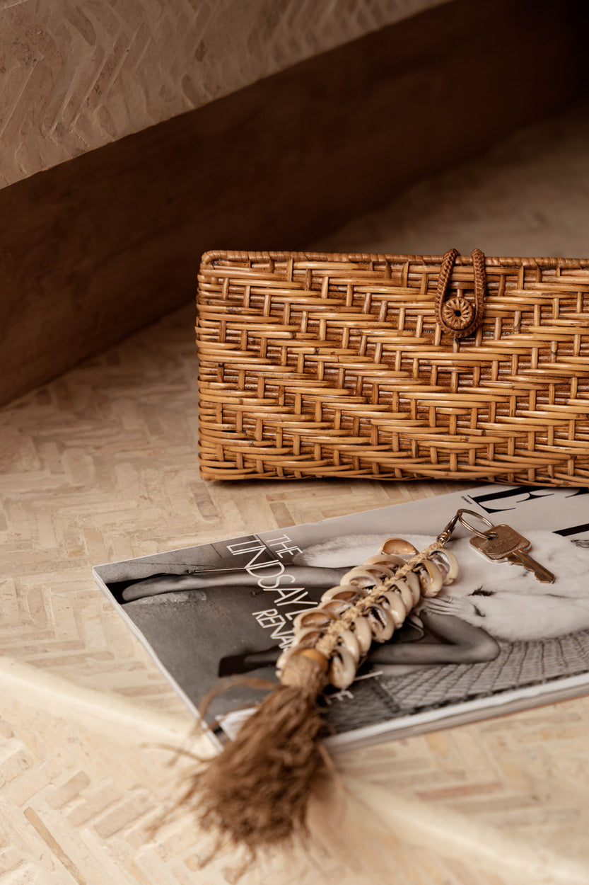 The Raffia Fishbone Keychain - Natural White Colonial style
