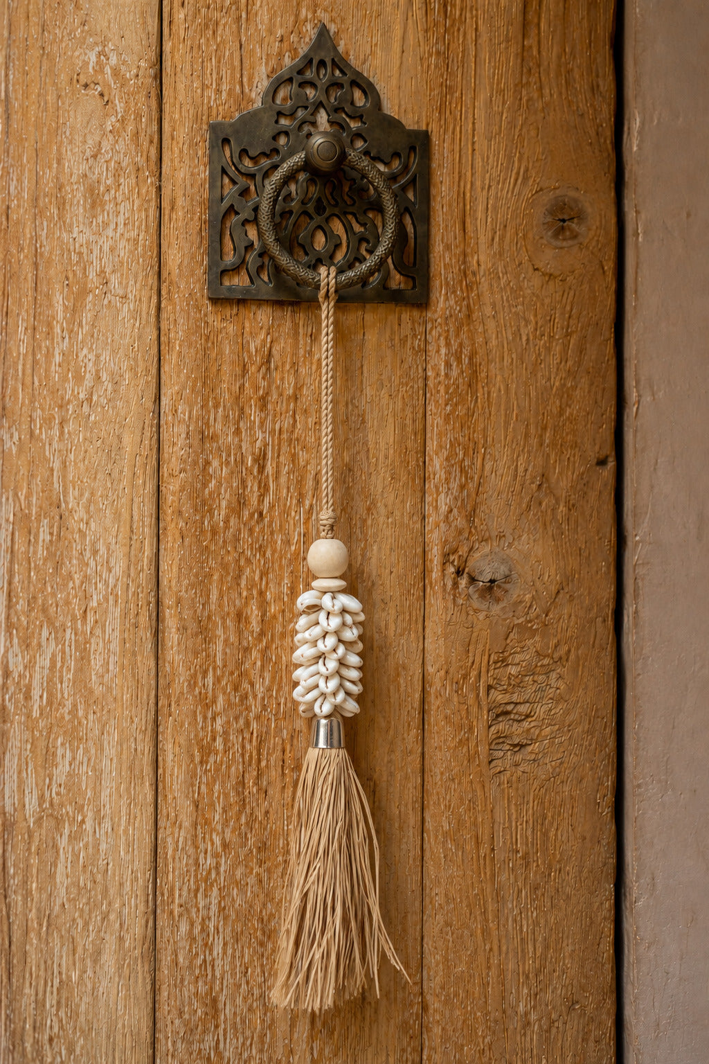The Cowrie and Raffia Tassel - Natural, H 40 cm