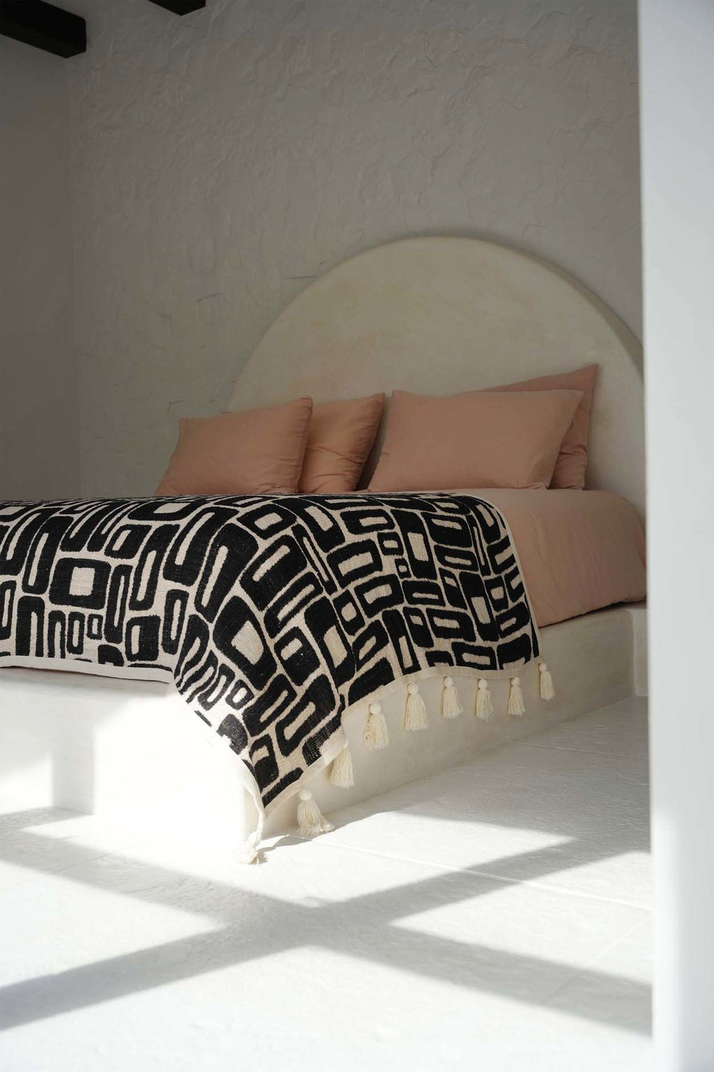 Aztec Bed Throw  128 x 240 cm- Natural Black